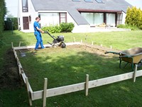 Réalisation d'une dalle de béton pour accueillir un abri de jardin