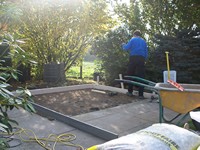 Réalisation d'une dalle de béton pour accueillir un abri de jardin dans une terrasse existante