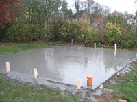 Réalisation d'une dalle de béton pour accueillir un abri de jardin avec tuyaux pour les impétrants